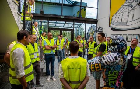 Die Teilnehmer machen sich bereit für den Lagerrundgang bei Sportspar.