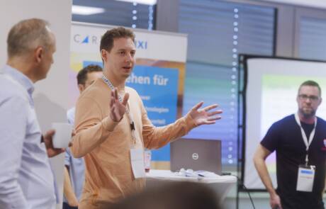 Tobias Schöllhammer, Managing Director bei babyartikel.de, heißt die Teilnehmenden willkommen.