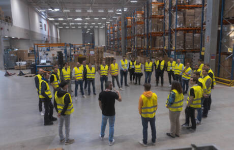 Die Teilnehmenden folgen aufmerksam den Schilderungen von Michael Hoffmann, Head of Logistics bei babyartikel.de.