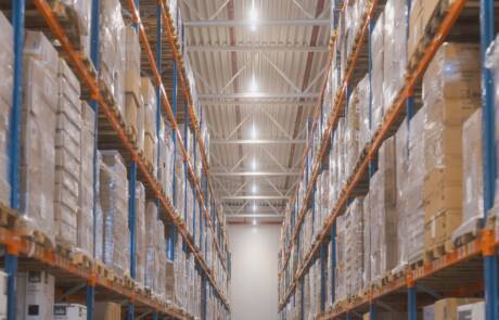 Blick auf die Nachfüllware im beeindruckenden Hochregallager bei babyartikel.de.