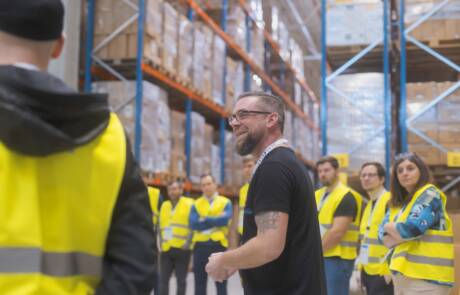 Michael Hoffmann, Head of Logistics bei babyartikel.de, erklärt Prozesse und Strukturen im E-Commerce Lager.