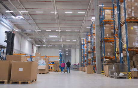 Blick auf einen Teil des Hochregallagers beim Baby & Kids-Spezialisten babyartikel.de.