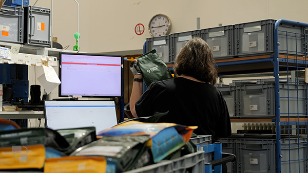 Zentrale Lagerverwaltung synchronisiert Bestände und Aufträge in Echtzeit