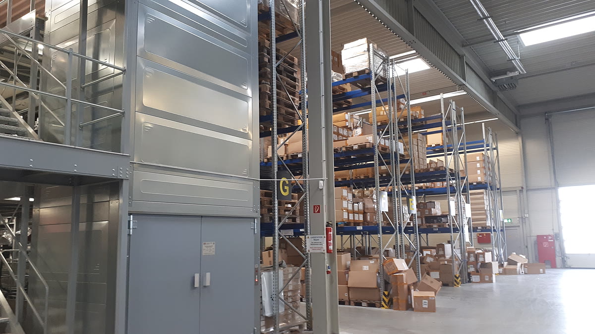 Lagerhalle mit Lagerlift und Regalanlage als Infrastruktur eines wachsenden E-Commerce-Lagers