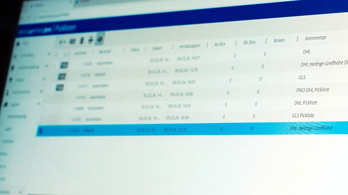Auftragsliste mit Picklisten im Warehouse Management System auf einem Bildschirm im Lager Auftragsliste mit Picklisten im Warehouse Management System auf einem Bildschirm im Lager